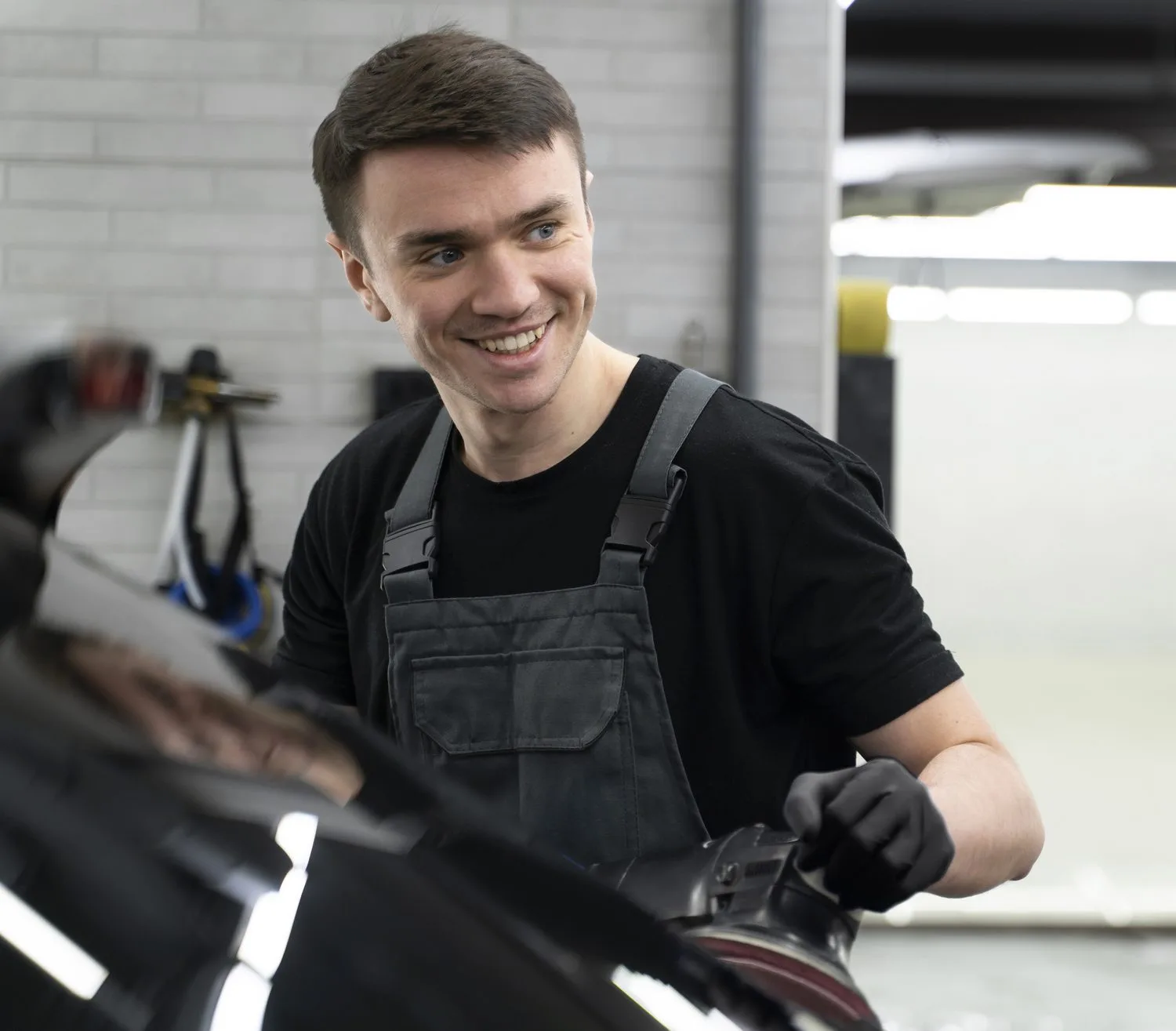 Эксперт CarFix за работой в автосервисе